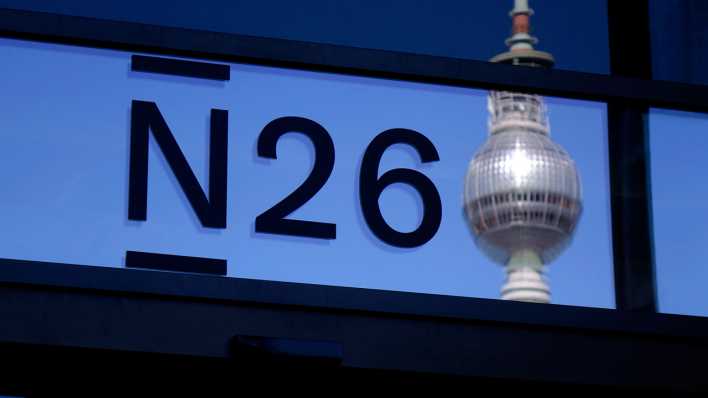 Die Bank N26 an ihren Sitz in der Voltairestraße (Bild: picture alliance/ZB/Sascha Steinach)