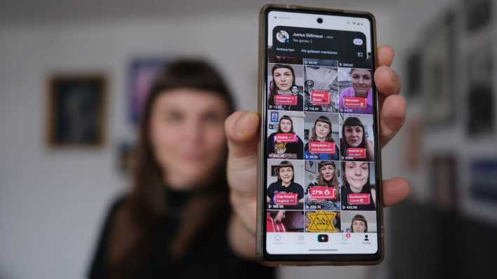 ARCHIV, 16.11.2023: Susanne Siegert, Content Creator, hält ein Handy mit der Startseite ihres TikTok-Accounts