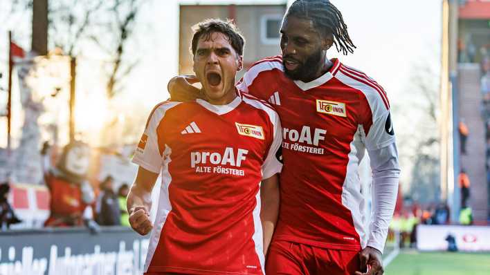 Union Berlins Robert Skov jubelt nach seinem Treffer zum 2:1 mit Teamkollege Jordan Siebatcheu.