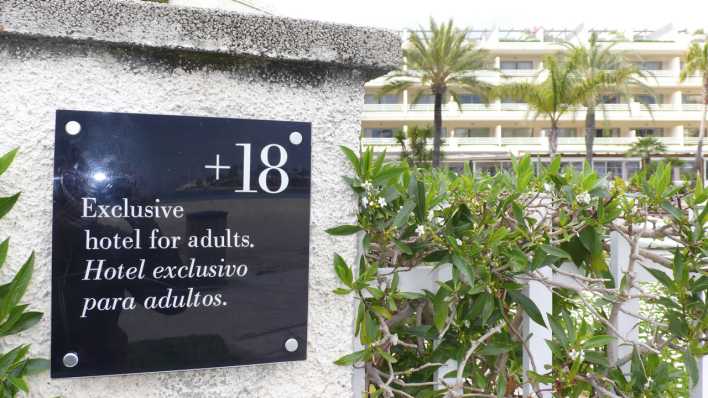 Schild eines Hotels ausschliesslich für Erwachsene in Spanien