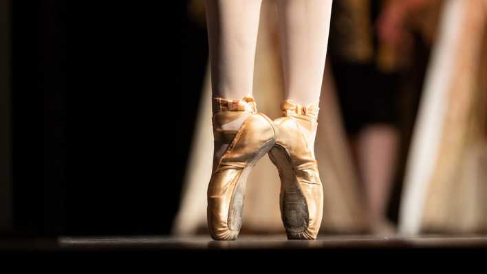 Eine Tänzerin beim Ballett in Ballettschuhen beim Spitzentanz. (Bild: picture alliance / Fotostand | Gelhot)