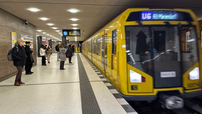 U-Bahn der Linie 6 fährt im Bahnhof Unter den Linden ein (Bild: picture alliance / galoppfoto / Sabine Brose)