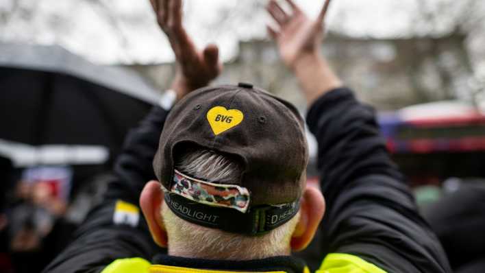 in Streikender trägt während eines ganztägigen Verdi-Warnstreiks bei den Berliner Verkehrsbetrieben eine Baseballmütze mit BVG-Logo.