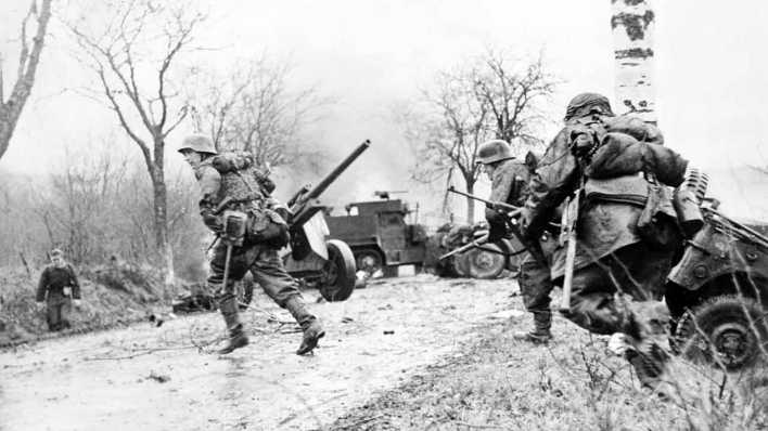 Ardennen Offensive: SS Truppen überqueren Straße (Bild: picture alliance / akg-images)