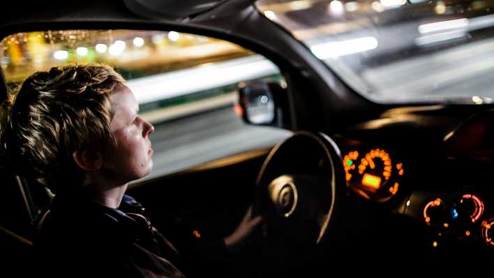 Eine junge Frau fährt in der Nacht mit ihrem Auto auf der Autobahn (Bild: picture alliance / photothek / Thomas Trutschel)