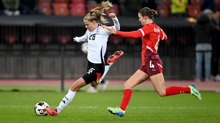 Fußball-Testspiel in Zürich: Schweiz - Deutschland; Vivien Endemann (li, Deutschland) gegen Larina Baumann (re, Schweiz) (Bild: picture alliance / Pressefoto Ulmer/ Markus Ulmer)