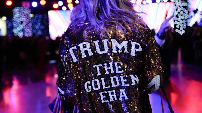 "Trump the golden era" steht auf dem der Jacke einer Trump-Anhängerin bei den Feierlichkeiten zur Amtseinführung des neuen US-Präsidenten.