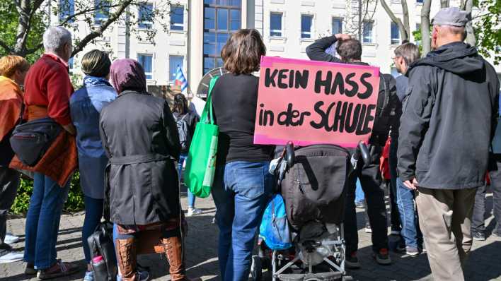 Ein Schild mit der Aufschrift «Kein Hass in der Schule» ist bei der Demonstration «Vielfalt statt Einfalt - Schule ohne Diskriminierung» vor dem Schulamt in Cottbus zu lesen.