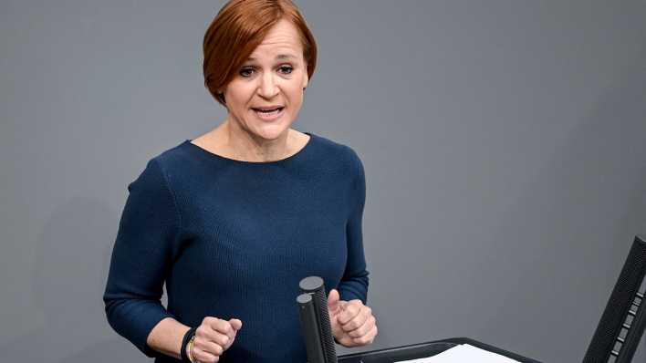 Katja Adler (FDP) spricht im Bundestag zu den Abgeordneten (Bild: picture alliance/dpa-Zentralbild/Britta Pedersen)