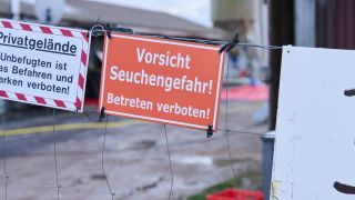 "Vorsicht Seuchengefahr!" steht auf einem Schild an einem Betrieb in Mehrow.