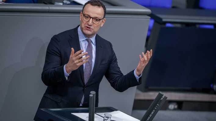 Jens Spahn (CDU) spricht im Plenum des Bundestags.