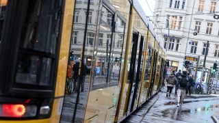 Eine Straßenbahn steht an einer Haltestelle in der Rosenthaler Straße in Berlin.