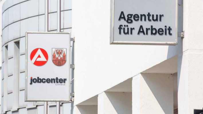 Agentur für Arbeit und Jobcenter in Cottbus (Bild: imago images/Dirk Sattler)