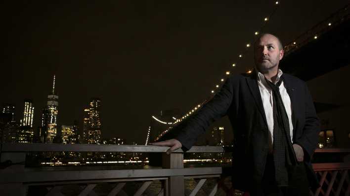 Der irische Schriftsteller Colum McCann vor der Skyline von New York. (Archivbild)