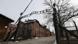 Polen, 21.1.2025: Eingang ehem. Konzentrationslager Auschwitz (Bild: IMAGO/NurPhoto/Jakub Porzycki)