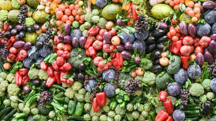 Bunt gemischtes Mosakit aus Paprika, Auberginen, Weintrauben, Melonen, Paprika, Artischocken auf der Fruit Logistica 2024 (Bild: IMAGO/Fotostand/Reuhl)