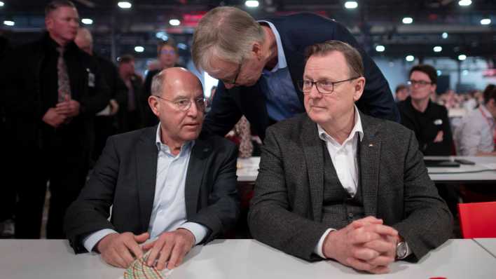 Linken-Politiker Gregor Gysi, Dietmar Bartsch und Bodo Ramelow (v.l.n.r.) beim Bundesparteitag in Berlin. (Bild: IMAGO/IPON)