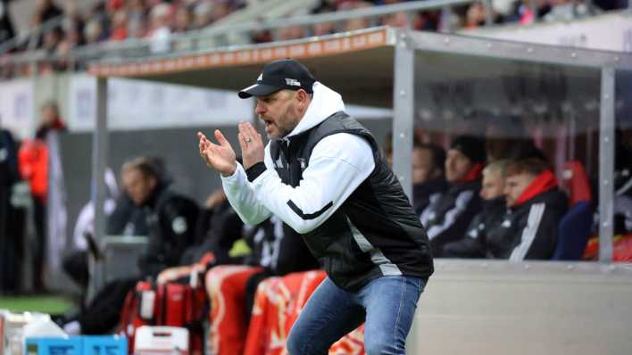 Union-Trainer Steffen Baumgart gestikuliert am Spielfeldrand während der Partie gegen Heidenheim.