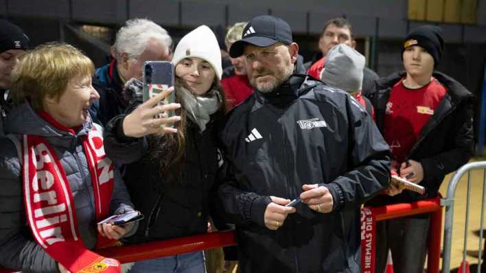 Trainer Steffen Baumgart (1. FC Union Berlin) gab den Fans nach dem Training lange Autogramme, zudem erfüllte er Fotowünsche (Bild: IMAGO/Matthias Koch)