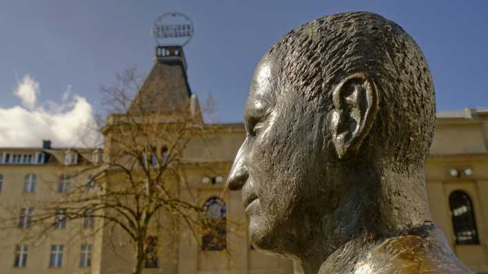 Bertold-Brecht-Denkmal, Bronze-Plastik von Fritz Cremer, vor dem Berliner Ensemble