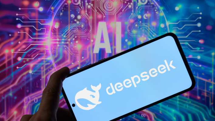 Deepseek-App auf einem Handy (Bild: IMAGO/Jonathan Raa)