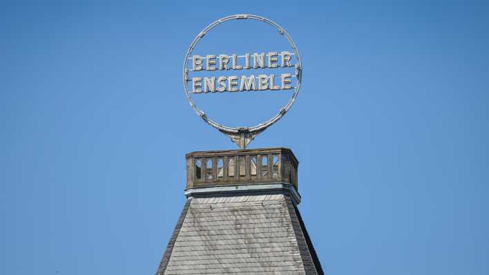 Logo auf dem Dach Berliner Ensemble