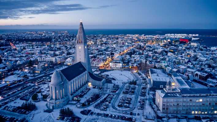 Blick auf das winterliche Reykjavik (Foto: imago images / Cavan Images)