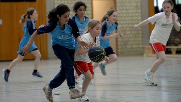 Berliner Grundschülerinnen spielen Basketball