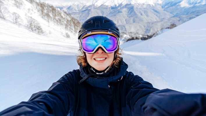 Frau mit Ski-Helm