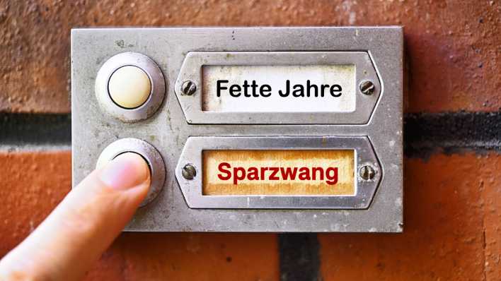 Finger drückt auf einen Klingelknopf zum Schild Sparzwang