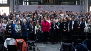 Mitglieder des Bürgerrats "Ernährung im Wandel" stehen mit Bärbel Bas (SPD, M), Präsidentin des Deutschen Bundestages, für ein Gruppenfoto zusammen (Bild: picture alliance/dpa/Christophe Gateau)