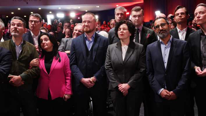 Sevim Dagdelen, Amira Mohamed Ali und andere BSW-Vertreter erwarten die ersten Prognosen bei der Wahlparty vom Bündnis Sahra Wagenknecht.