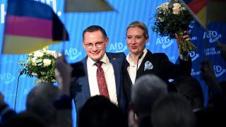 Alice Weidel und Tino Chrupalla stehen bei der Wahlparty der AFD auf der Bühne.