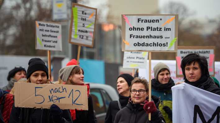 Teilnehmerinnen einer Demonstration für mehr finanzielle Mittel in Frauenhäusern und Vereinen