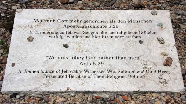 Gedenktafel an die Zeugen Jehovas, die aus religiösen Gründen in das KZ Buchenwald kamen (Bild: picture alliance/Klaus Nowottnick)