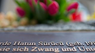 Der Name der am 7. Februar 2005 erschossenen Hatun Sürücü steht in Berlin auf einem Gedenkstein.