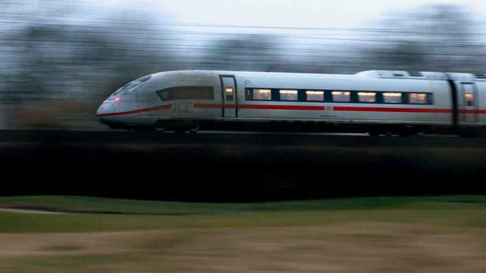 Ein ICE der Deutsche Bahn fährt auf einem Bahndamm zwischen Köln und Aachen (Bild: picture alliance/Panama Pictures/Christoph Hardt)