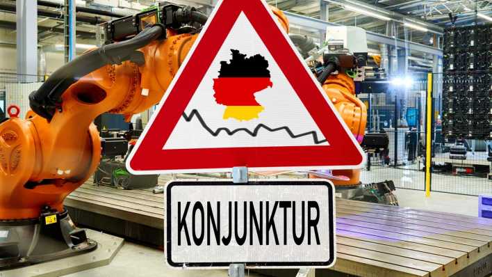 Warnschild mit der Deutschlandkarte und sinkendem Konjunkturverlauf vor einer Industrieanlage (Bild: picture alliance/CHROMORANGE/Michael Bihlmayer)