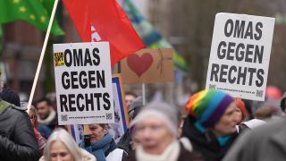 "Omas gegen Rechts" steht in Hamburg auf Plakaten während eines bundesweiten Klimastreiks im Februar.