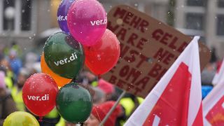 Teilnehmerinnen und Teilnehmer eines Warnstreiks im öffentlichen Dienst in Hamburg halten Luftballons mit der Aufschrift "Verdi" hoch. (Archivbild)