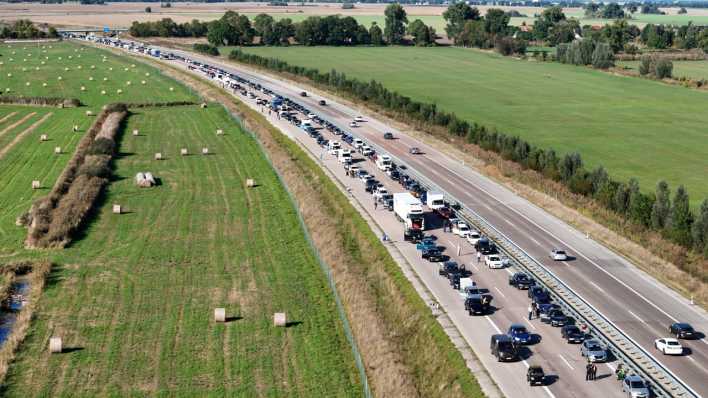 Der Verkehr staut sich auf der Autobahn 24