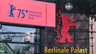 Der Berlinale-Bär und das Logo der 75. Berlinale sind am Berlinale-Palast am Potsdamer Platz zu sehen.