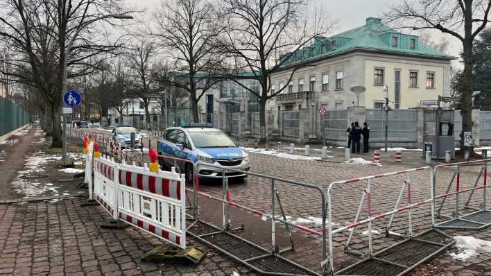 Die Straße vor der Israelischen Botschaft ist abgesperrt und wird von der Polizei bewacht.