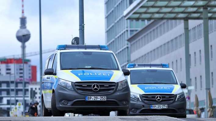 Einsatzfahrzeuge der Bundspolizei bei einem Einsatz vor dem Berliner Ostbahnhof.