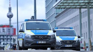 Einsatzfahrzeuge der Bundspolizei bei einem Einsatz vor dem Berliner Ostbahnhof.