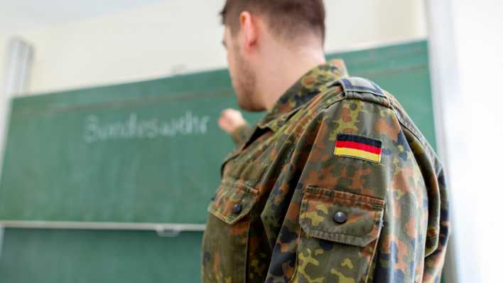 Bundeswehr-Soldat in einer Schule