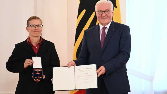 Bundespräsident Frank-Walter Steinmeier überreicht eine Auszeichnung an Übersetzerin Claudia Dathe bei der Verleihung des Verdienstordens der Bundesrepublik Deutschland (Bild: picture alliance/dpa/Britta Pedersen)