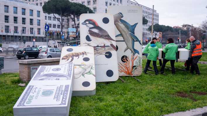 Vor dem Beginn der COP16-Konferenz protestieren Greenpeace-Aktivisten vor dem FAO-Gebäude