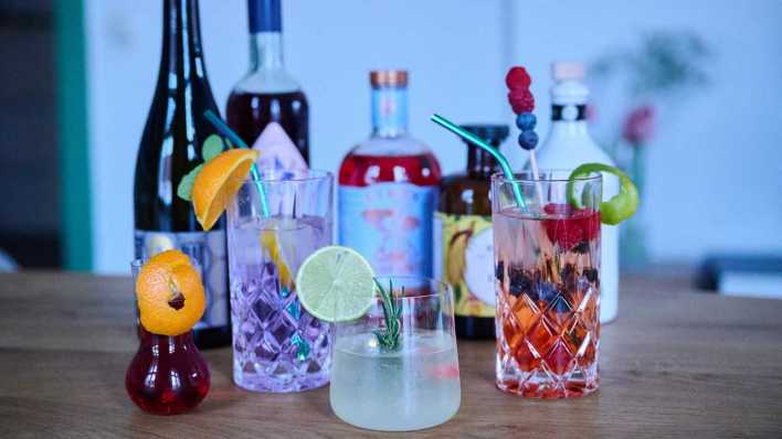 Alkoholfreie Cocktails (Aperitivo, Gin Tonic, Limello Spritz und Aperol Wild Berry) stehen zusammen mit den alkoholfreie Spirituosen Flaschen (Bild: picture alliance/dpa/Annette Riedl)