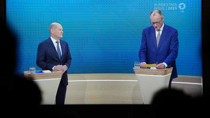 Journalisten beobachten das TV-Duell von ARD und ZDF mit Bundeskanzler Olaf Scholz (SPD) und Friedrich Merz (CDU)